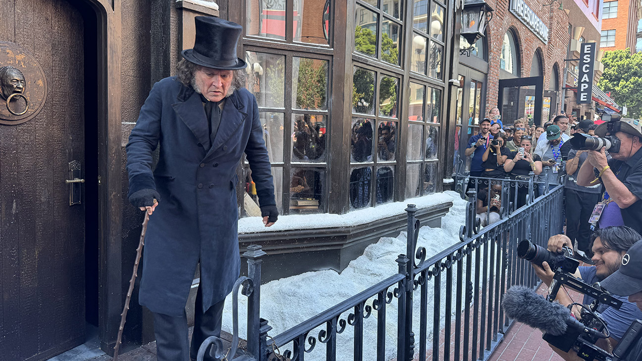 Johnny Depp steelt de show als Scrooge op Comic-Con!