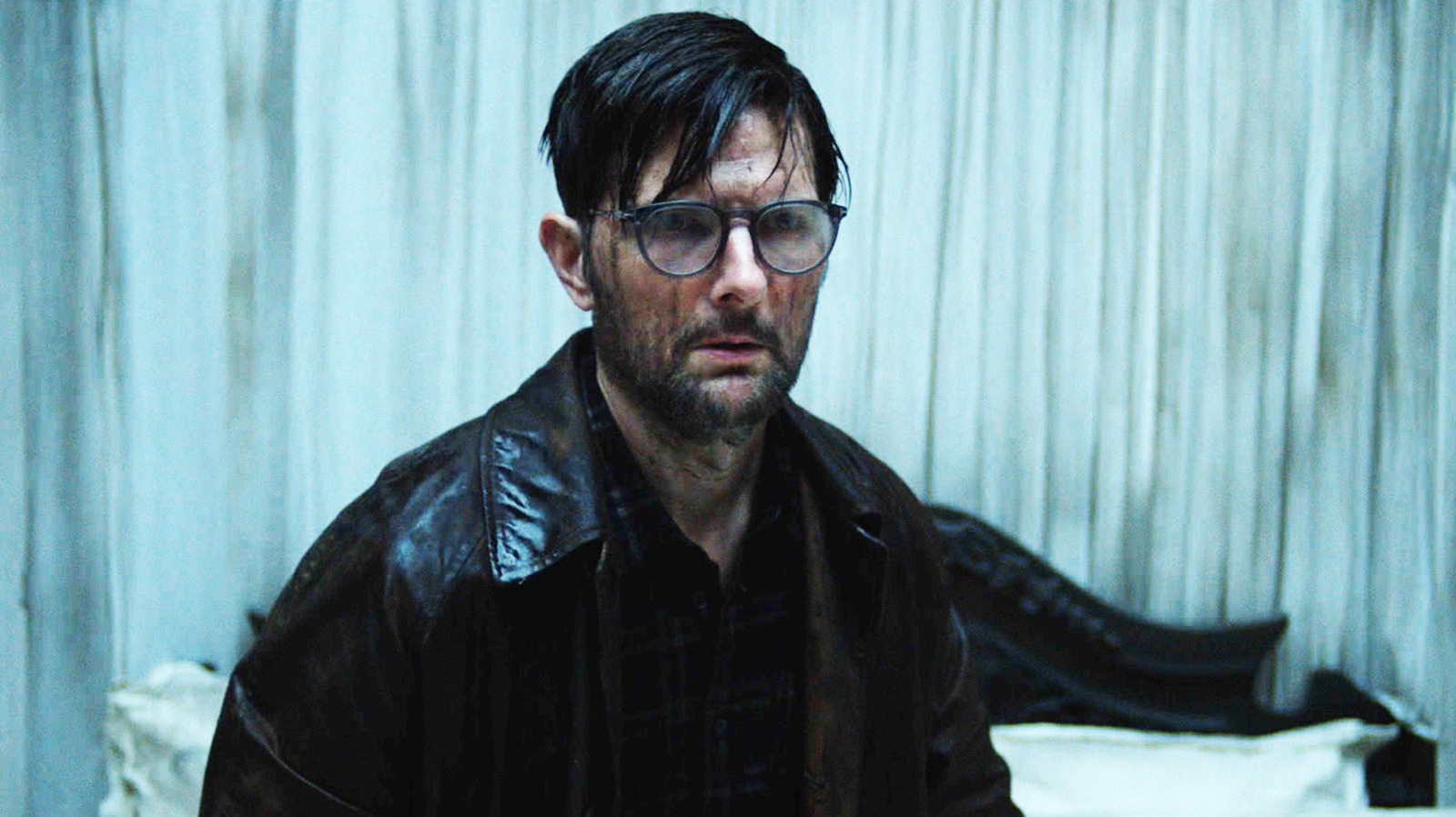 Adam Scott krijgt het zwaar te verduren in nieuwe horrorfilm Hokum