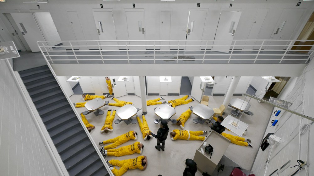 Machtsmisbruik op je scherm: Netflix herhaalt het beruchte Stanford Prison Experiment