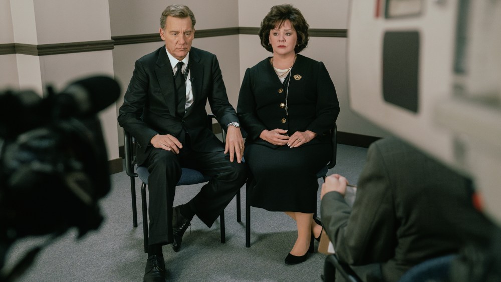 Melissa McCarthy en Clive Owen schitteren in eerste beelden van Netflix-serie over JonBenét Ramsey