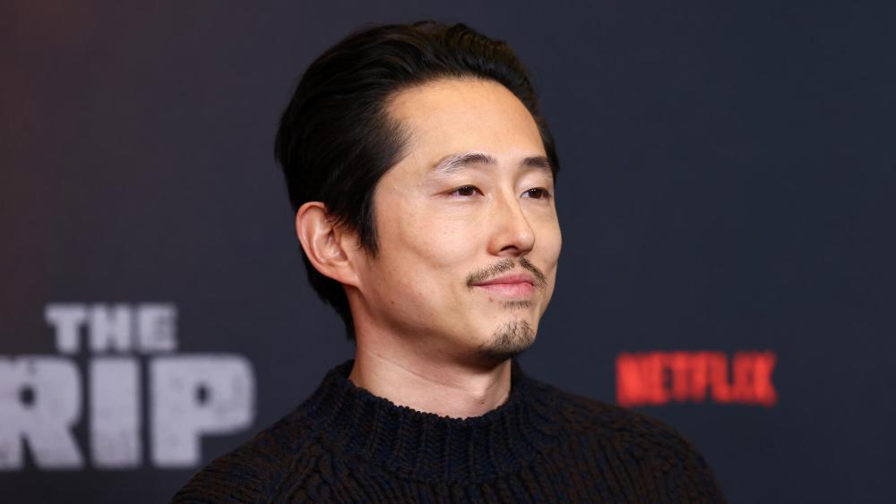 Steven Yeun gaat de bovennatuurlijke toer op in nieuwe Netflix-reeks Pagans